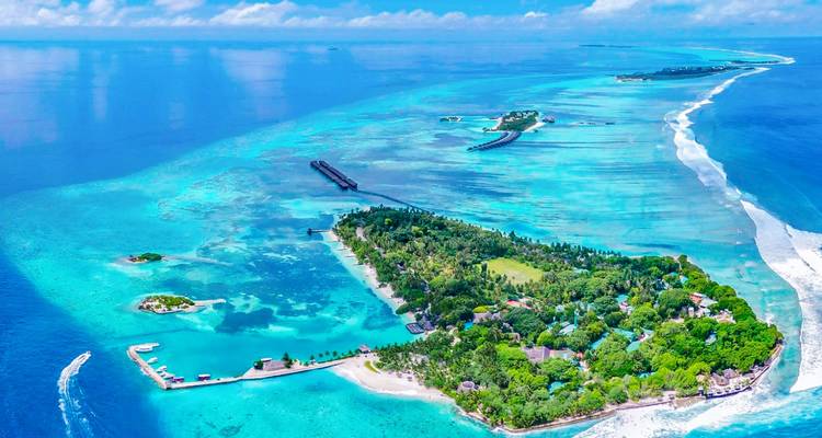 Luchtfoto van een tropisch eiland omringd door blauw water.