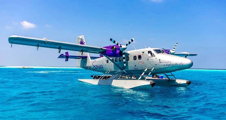 Wasserflugzeug schwimmt auf einem blauen Ozean.