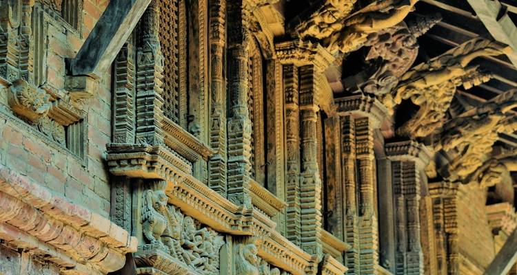 Sculptures complexes et architecture en bois d'un bâtiment traditionnel.