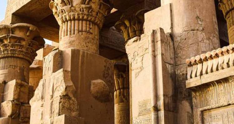 Oudegyptische zuilen met ingewikkelde gravures.