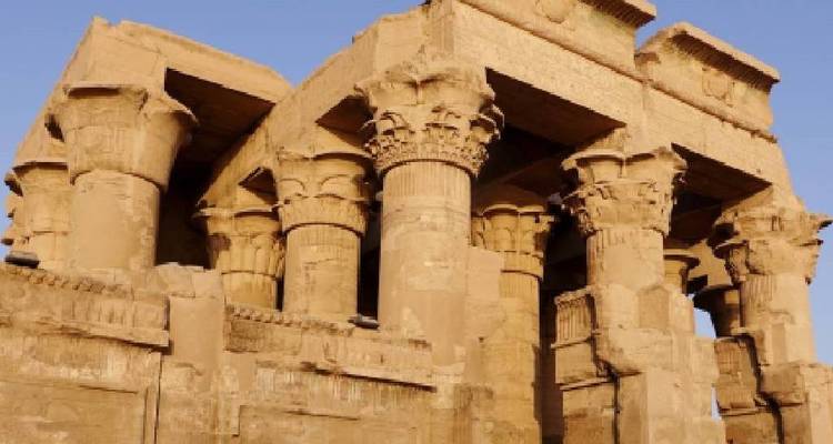 Oude tempelruïnes met gedetailleerde zuilen.