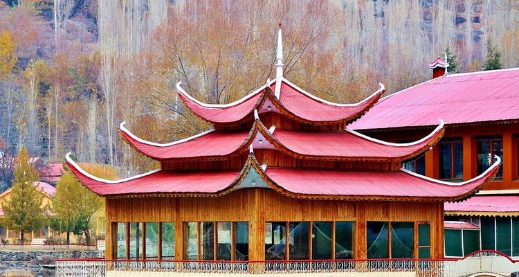 Bâtiment de style architectural traditionnel avec un toit en forme de pagode en Mongolie.