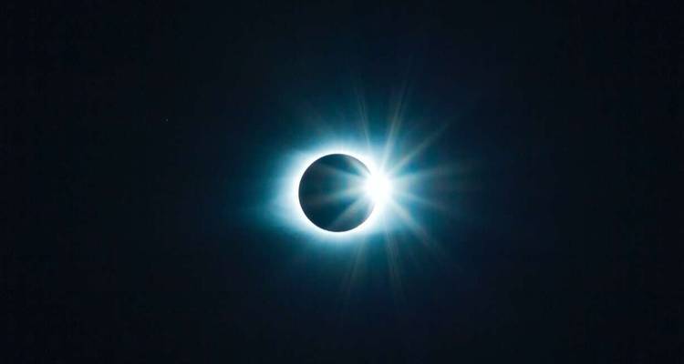 Sonnenfinsternis mit einem hellen Lichtring