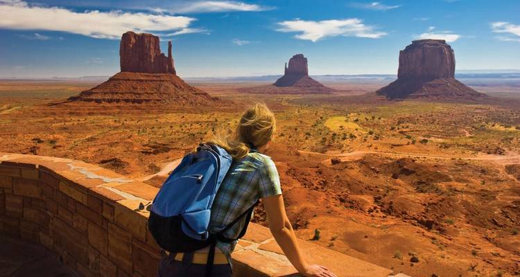 Person, die auf die Felsformationen des Monument Valley blickt