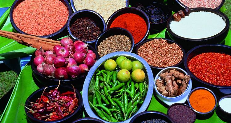 Variado surtido de especias, chiles, cebollas y hierbas de Sri Lanka organizados en cuencos.
