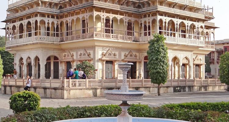 Bâtiment historique à l'architecture complexe.