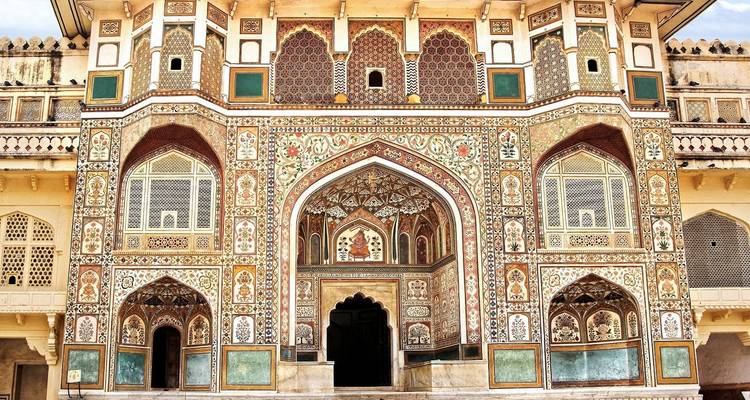 Entrée de fort richement décorée.