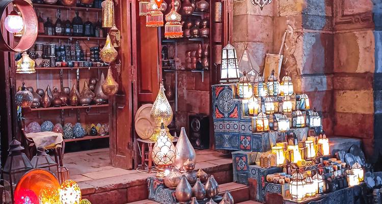 Ein Geschäft voller bunter und dekorativer Laternen.