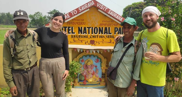 Groep mensen die poseren voor een bord van een nationaal park in Nepal.