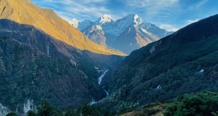 Uitgestrekt uitzicht op een ruig berggebied met valleien.