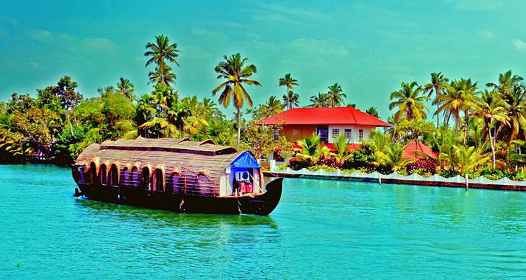 Un circuito privado de lujo a los Remansos de Kerala, la Plantación de té y Especias, el Santuario de la fauna - desde Bombay con vuelos: Kumarakom, Munnar, Thekkady y Periyar - Adreva Trotter Pvt Ltd 7