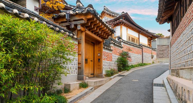 Ruelle étroite bordée de maisons hanok traditionnelles et de bambous dans le village historique de Séoul