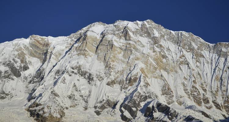 Annapurna-Gebirgszug in Nahaufnahme mit Schnee.