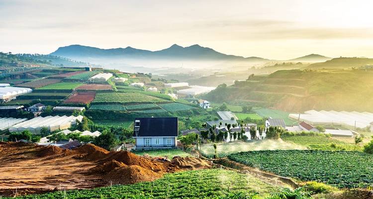 Malerische Aussicht auf Da Lats Landschaft mit Nebel und Bauernhöfen.