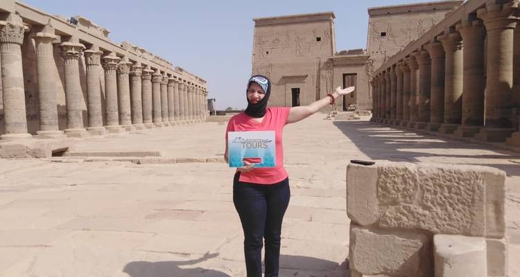 Frau hält ein Schild am Philae-Tempelkomplex.