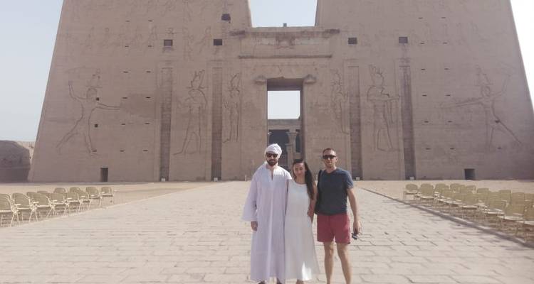 Drei Menschen stehen vor dem Edfu-Tempel.