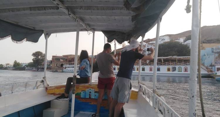 Drei Menschen auf einem Boot in der Nähe von Assuan.