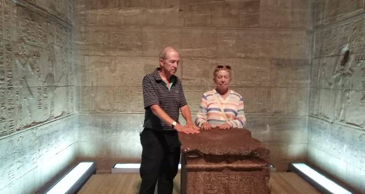 Zwei Personen untersuchen ein Artefakt in einem Tempel.