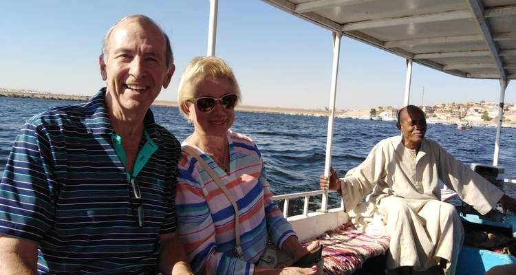 Zwei Personen und ein Bootsführer auf dem Nil.