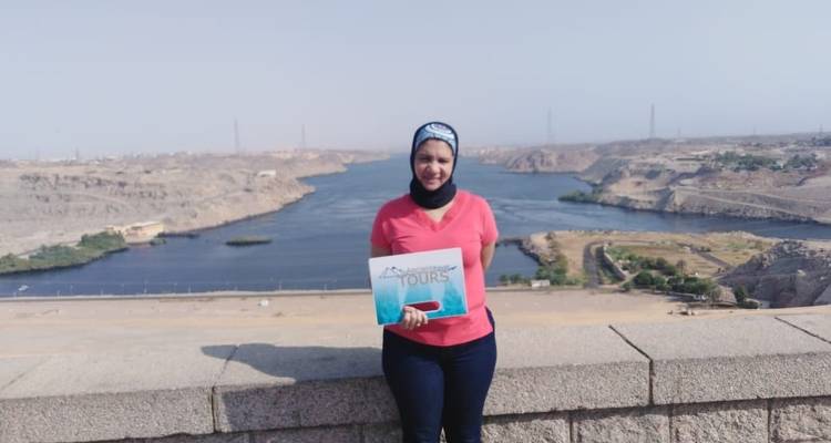 Person, die ein Schild hält, mit Flussblick in Assuan.