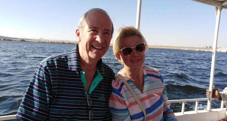 Zwei Personen genießen eine Bootsfahrt auf dem Nil.