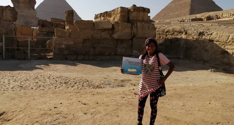 Person, die ein Schild in der Nähe der antiken Strukturen von Gizeh hält