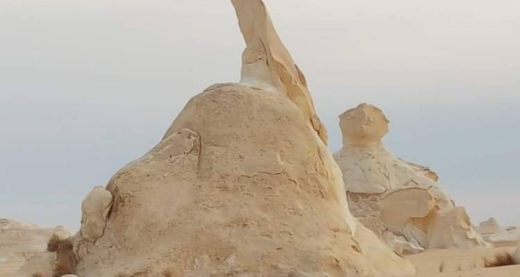 Unieke rotsformaties in een woestijnlandschap