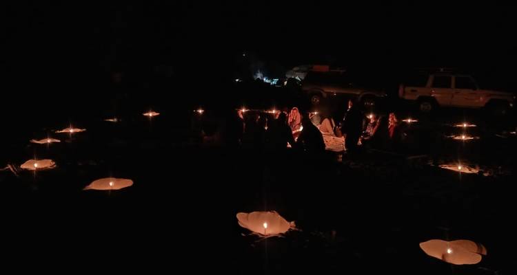 Mensen verzamelden zich rond een cirkel van lichten in de nacht