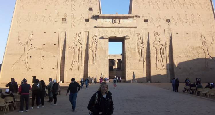 Een toerist voor de Edfu-tempel.
