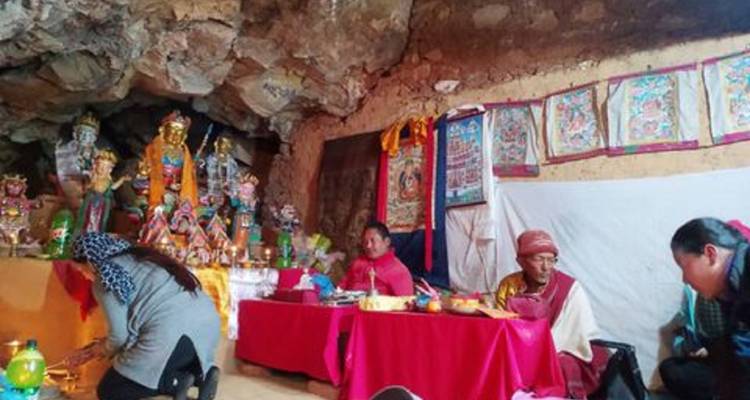 Cueva de meditación de Guru Rimpoche en Jeep - Amazing Authentic Treks  3