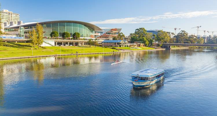 Flusskreuzfahrtboot an einem sonnigen Tag in Adelaide.