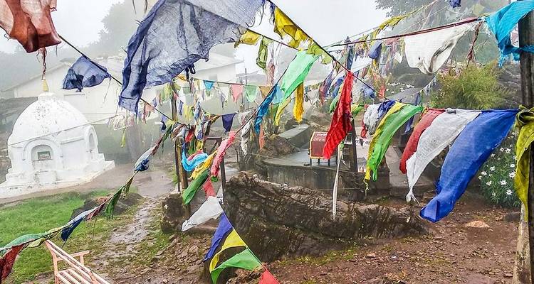 Bunte Gebetsfahnen in nebelverhangener Berglandschaft in Nepal.