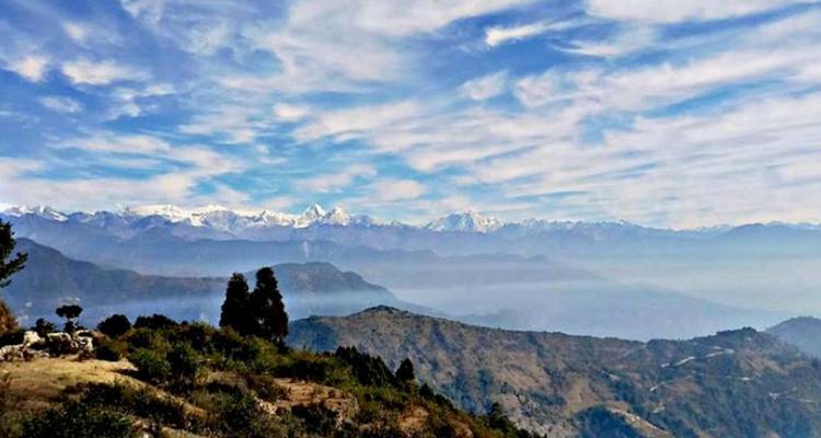 Atemberaubender Blick auf den Himalaya mit blauem Himmel und vereinzelten Wolken.