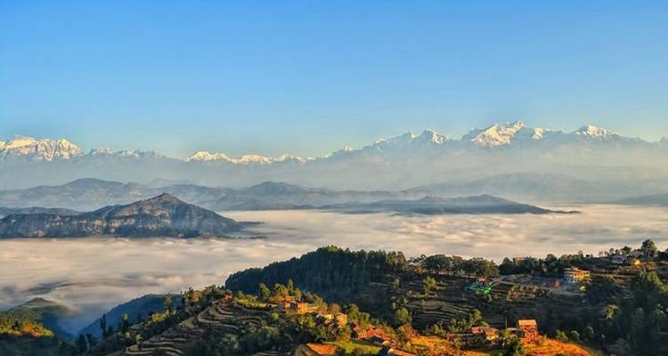 Himalaya-Gebirgskette mit Morgennebel und klarem Himmel.