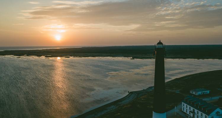 Phare au bord de la mer au coucher du soleil.