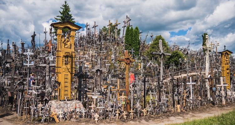 Colline des Croix avec de nombreuses croix en bois.