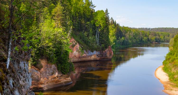Berge boisée de rivière avec vues panoramiques.
