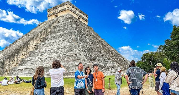 Touristes à la base de la pyramide de Chichen Itza.