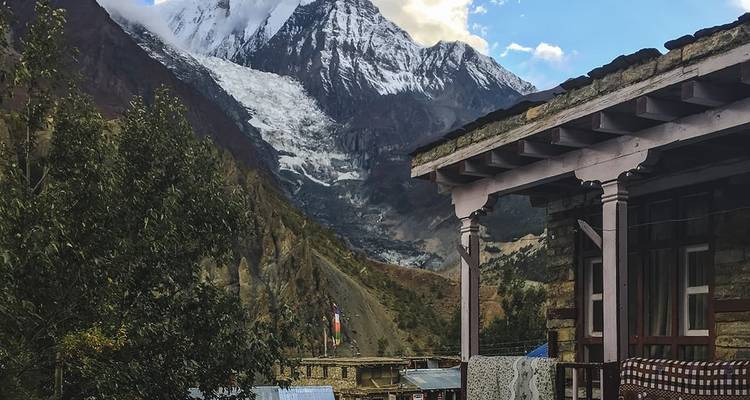 Blick auf einen Berg mit einem Gletscher und einem Gebäude im Vordergrund.