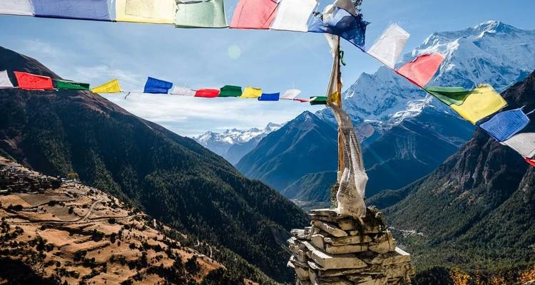 Gebetsfahnen über einer Bergkette.