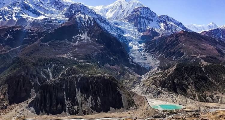 Gebirgslandschaft mit Gletschersee.