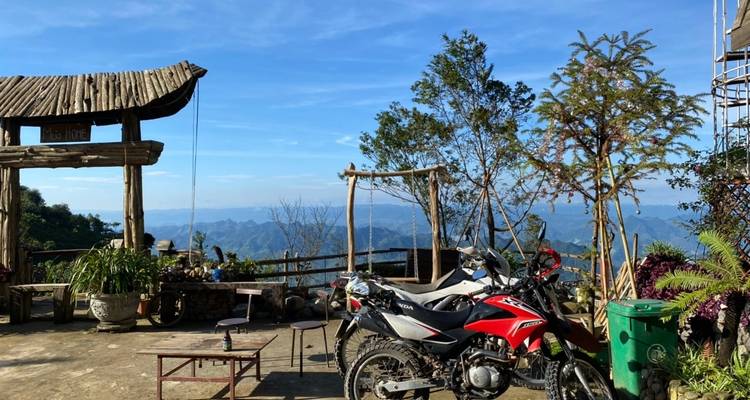Rustplaats met motorfietsen en uitzicht op de bergen.