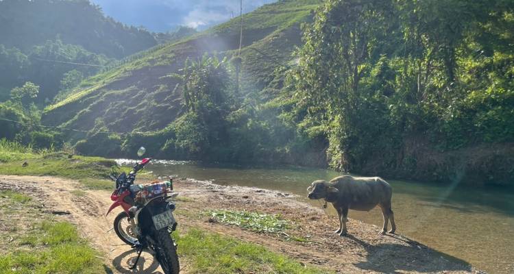 Circuit spectaculaire en moto dans le nord du Vietnam vers Ha Giang, le lac Ba Be et Bao Lac à Cao Bang - DNQ Travel 10