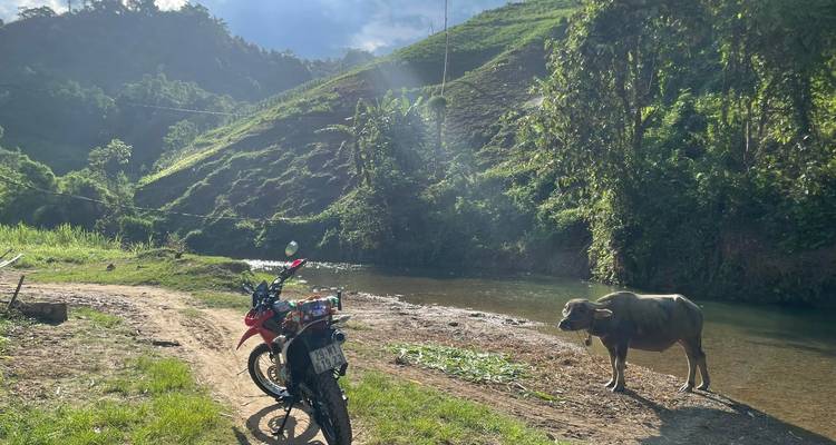 Increíble excursión en moto por Vietnam a los lagos Thac Ba y Ba Be - DNQ Travel 7