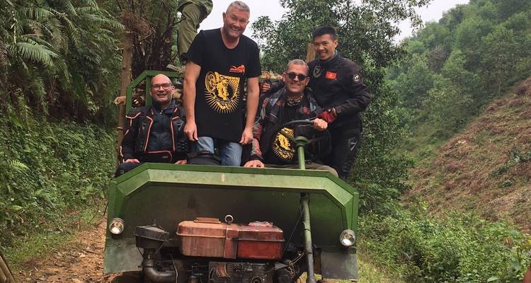 Increíble excursión en moto por Vietnam a los lagos Thac Ba y Ba Be - DNQ Travel 3