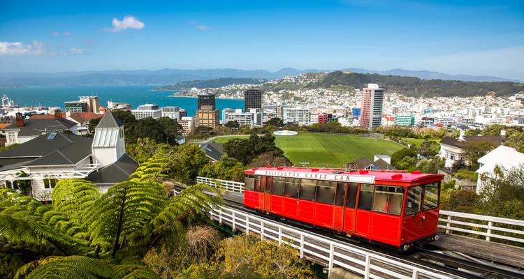 Ikonische rote Zahnradbahn, die hoch über Wellington aufsteigt, mit umfassendem Blick auf den Hafen und die Stadt