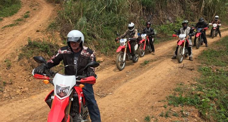 Motards sur des motos tout-terrain prêts à explorer.
