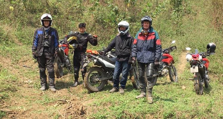 Des gens avec des motos sur un champ herbeux.