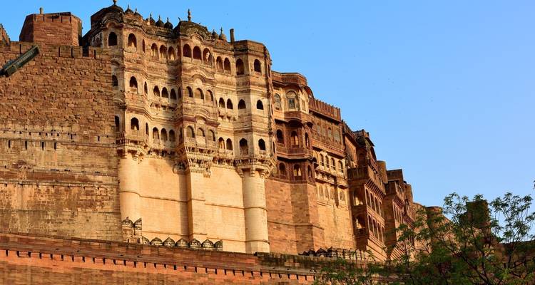 Majestuoso Fuerte Mehrangarh en Jodhpur contra un cielo despejado.