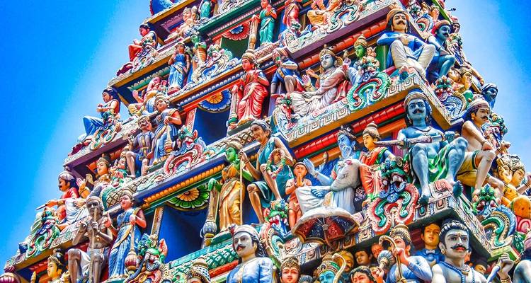 Primer plano de arte intrincado en la torre de un templo hindú.